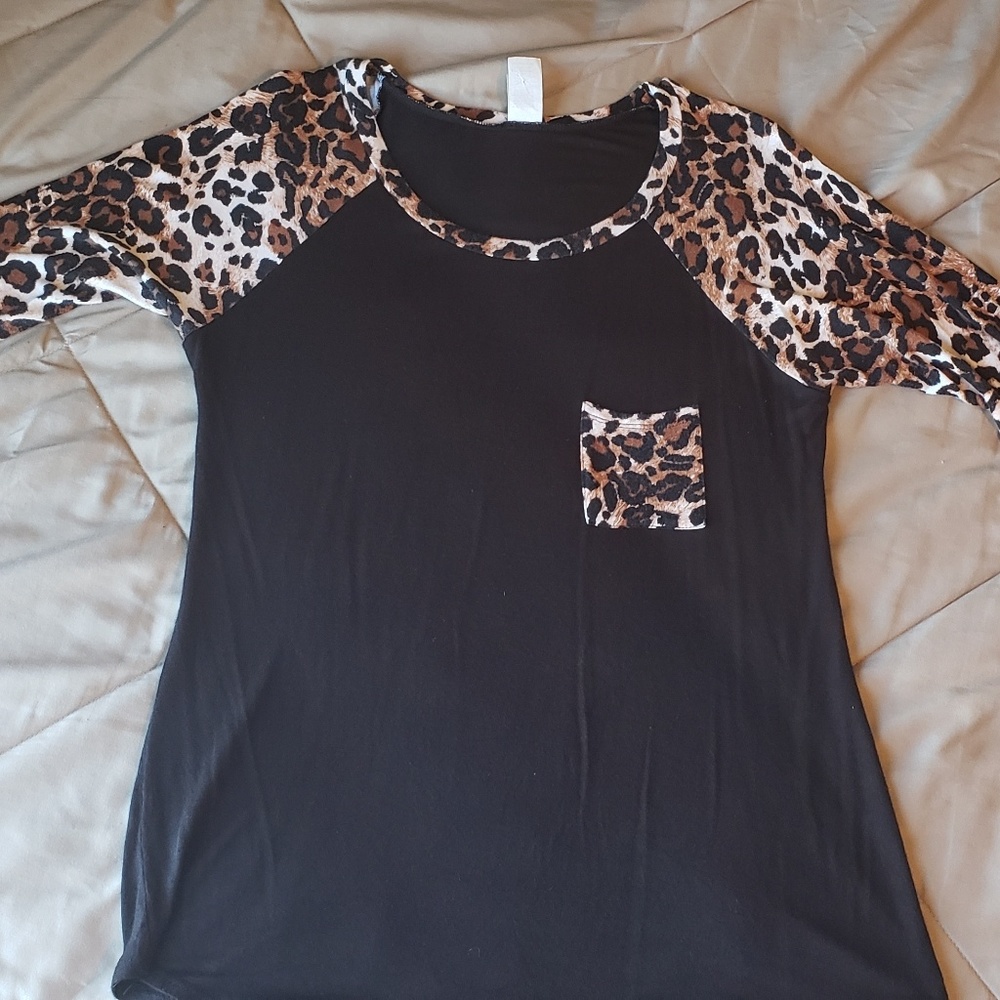 Leopard raglan pocket tee